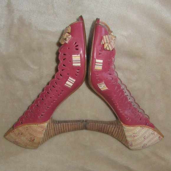 Vintage Pink Scalloped Leather Kenzie Open Toed Heels w. Fabric Details Size 7.5